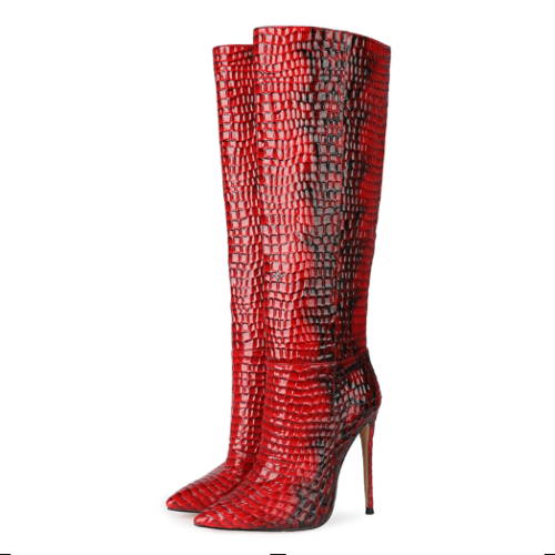 Kniehohe Stiefel mit hohem Absatz und Schlangenprägung aus rotem Lackleder