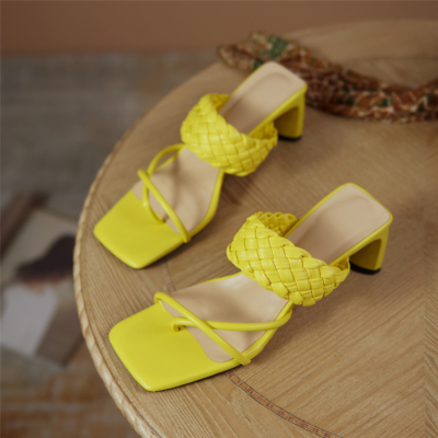 2022 Sommer-Trendfarbe Gelb Leder gewebte Sandalen mit Mule-Absatz