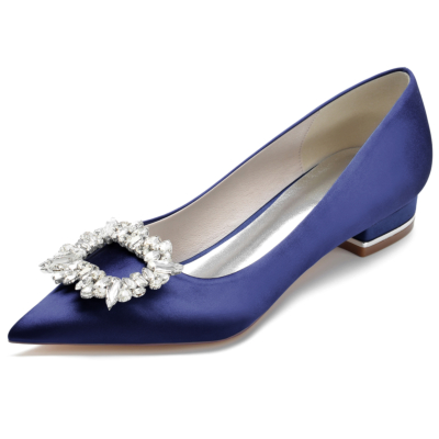 Flache Satin-Schuhe mit spitzen Zehen in Marineblau mit Juwelenbesatz