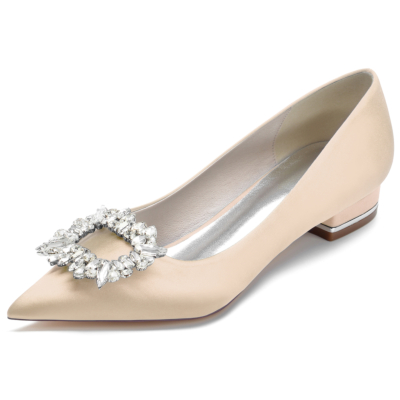 Champagnerfarbene, juwelenbesetzte, flache Satin-Schuhe mit spitzen Zehen