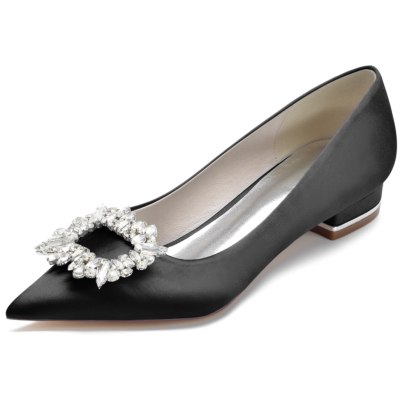 Flache Schuhe aus Satin mit schwarzen, juwelenbesetzten Schnallen und spitzen Zehen