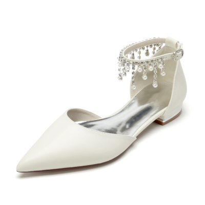 Elfenbeinweiße flache Schuhe aus Satin mit spitzer Zehenpartie und Perlenfransen