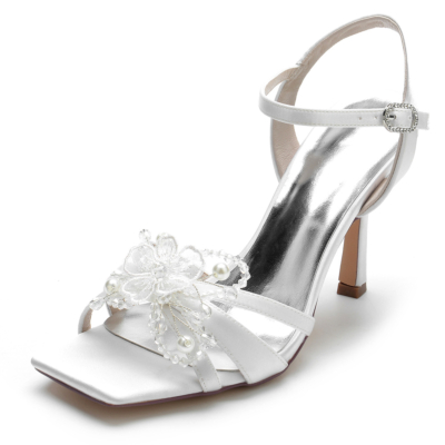 Weiße Perlen und Spitzenblumen mit offenen Zehen und Stiletto-Knöchelriemen für Partys