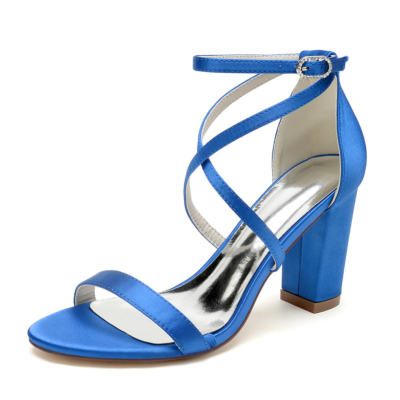 Königsblaue Satin-Sandalen mit überkreuzten Riemen und klobigen Absätzen. Hochzeits-Sandalen-Schuhe