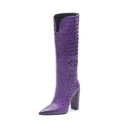 Kniehohe Stiefel mit spitzer Zehenpartie und klobigem Absatz in lila Kroko-Prägung