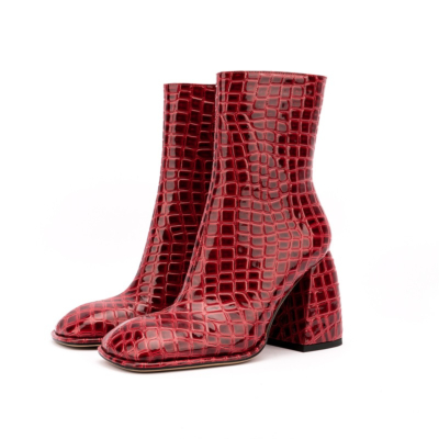 Rote Stiefeletten mit Blockabsatz und Kroko-Print, eckige Zehenpartie und seitlichem Reißverschluss