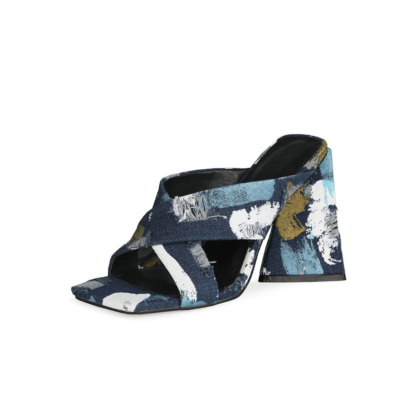 Marineblaue Mule-Sandalen aus Denim mit überkreuzten Riemen, klobige Absätze, zerrissene Jeans-Slide-Schuhe
