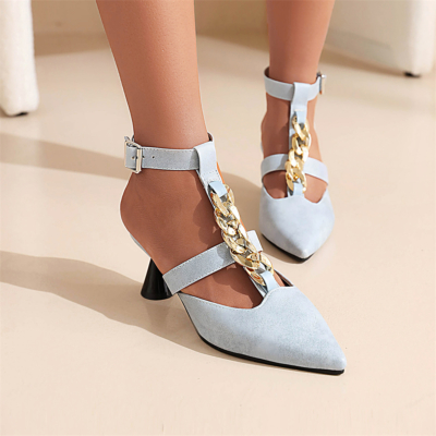 Hellblaue, klobige, kegelförmige Sandaletten mit Kettenabsatz und Knöchelriemenschnalle. Niedrige Absätze
