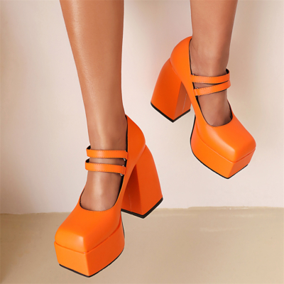 Orangefarbene Mary-Jane-Schuhe mit Plateausohle und klobigem Absatz und zwei Riemen und eckiger Zehenpartie