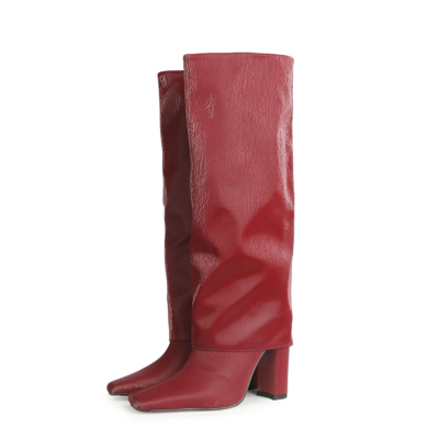 Rote Satin-Stiefel mit eckiger Zehenpartie und Kleidern mit Blockabsatz und kniehohen Stiefeletten