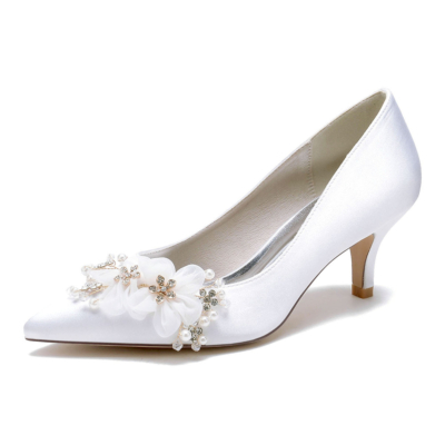 Weiße Blumen-Brautjungfer-Kitten-Heels-Pumps, Satin-Hochzeitsschuhe