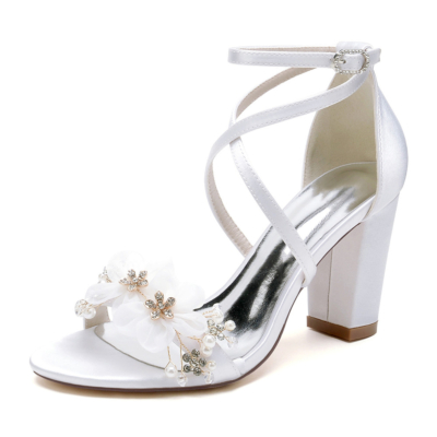 Weiße, mit Blumen verzierte Satin-Sandalen, klobige Absätze, Criss-Cross-Riemen-Brautschuhe