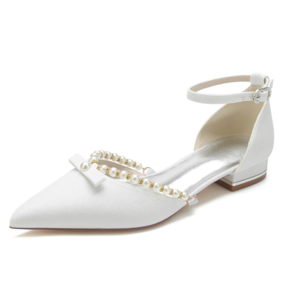 Flache Schuhe mit spitzer Zehenpartie und Knöchelriemen in Weiß mit glitzernder Schleife und Perlen