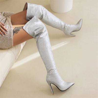 Silberne glitzernde Overknee-Stiefel mit spitzer Zehenpartie und Stiletto-Absatz