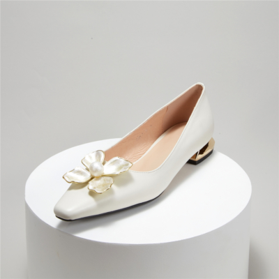 Weiße Metallic-Blume Flache Schuhe Square Toe Office Pumps mit Perle