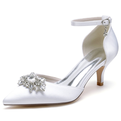 Weiße, juwelenbesetzte D'orsay-Pumps mit Kitten-Heels und Satin-Hochzeitsschuhen mit Knöchelriemen