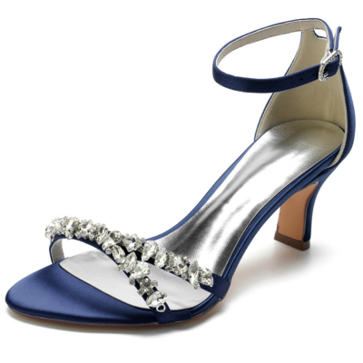 Marineblaue, mit Juwelen besetzte Riemchen-Sandalen mit mittleren Absätzen und Satin-Hochzeitsschuhen