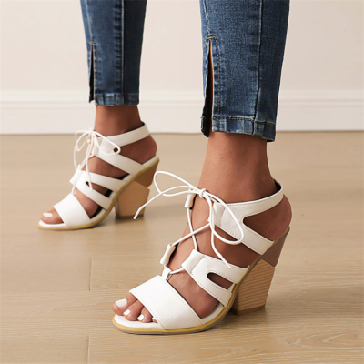 Weiße Gladiator-Schuhe zum Schnüren mit offenen Zehen und Riemchen und klobigem Absatz