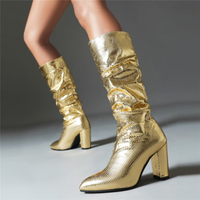 Slouchy-Stiefel in Gold-Metallic mit klobigen Absätzen und kniehohen Stiefeln mit Schlangenmuster