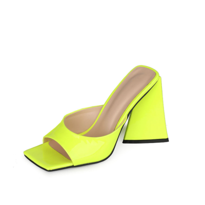 Neonfarbene Party-Mule-Sandalen aus Lackleder mit eckiger Zehenpartie und 4-Zoll-Blockabsatz