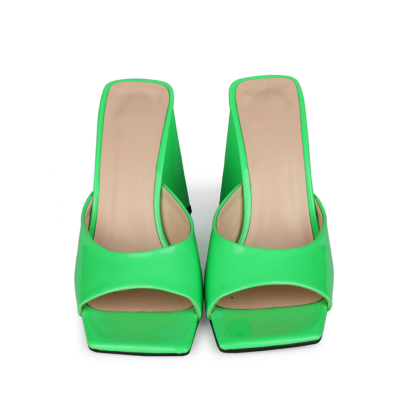 Neongrüne Party-Mule-Sandalen aus Lackleder mit eckiger Zehenpartie und Blockabsatz