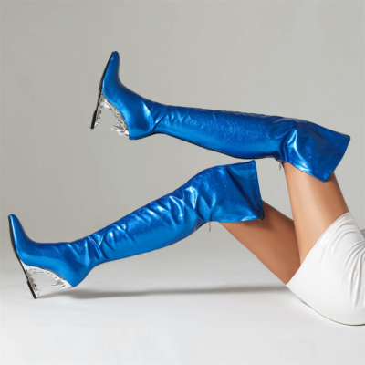 Blaue Overknee-Stiefel mit spitzem Zehenbereich und Tierzahn-Design
