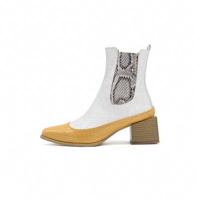 Weiße Chelsea-Stiefel mit Python-Effekt und eckiger Zehenpartie