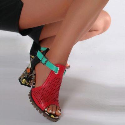 Rote und schwarze ausgeschnittene Sandalen Gemusterte Sandaletten mit klobigem Absatz
