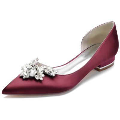 Burgunderrote flache Schuhe aus Satin mit spitzer Zehenpartie und seitlichem Schnitt und Juwelenbesatz