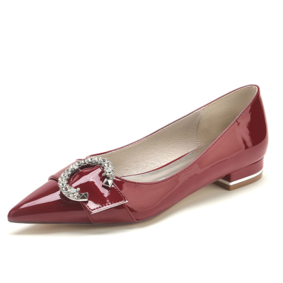 Burgunderrote flache Schuhe mit runder, juwelenbesetzter Schnalle und spitzer Zehenpartie für Damen