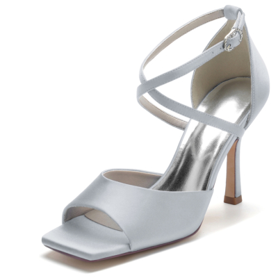 Silberne Satin-Sandalen mit überkreuzten Riemen und Stiletto-Absatz