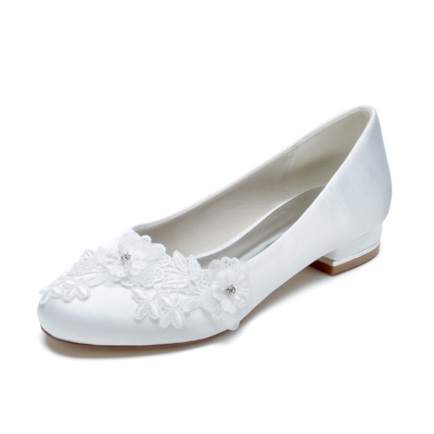 Weiße flache Schuhe aus Satin mit Blumenverzierung und runder Zehenpartie. Bequeme flache Brautschuhe