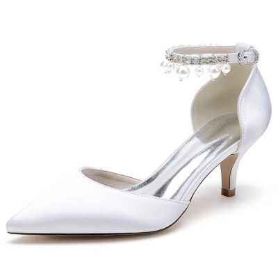 Weiße Satin-Kitten-Heels-D'orsay-Pumps mit Perlen-Knöchelriemen-Brautschuhen