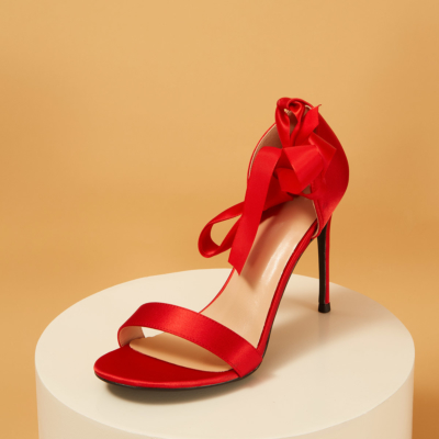 Rote Satin-Schnürsandalen mit Knöchelriemen und Stiletto-Absatz für die Hochzeit