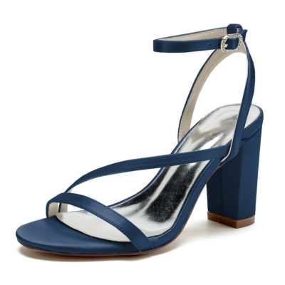 Marineblaue Satin-Sandalen mit offenem Zehenbereich und klobigem Absatz und Knöchelriemen für Damen