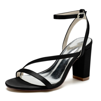 Schwarze Satin-Sandalen mit offenem Zehenbereich und klobigem Absatz und Knöchelriemen für Damen