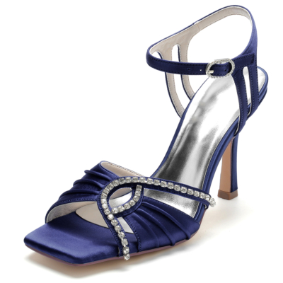 Marineblaue Satin-Sandalen mit offenem Zeh und Strass und ausgeschnittenem Stiletto-Absatz
