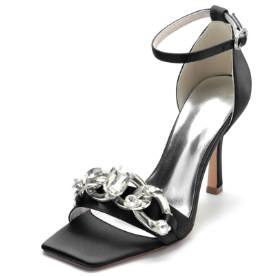 Oversize-Kettendetail-Knöchelriemen-Sandalen aus schwarzem Satin mit Stiletto-Absatz