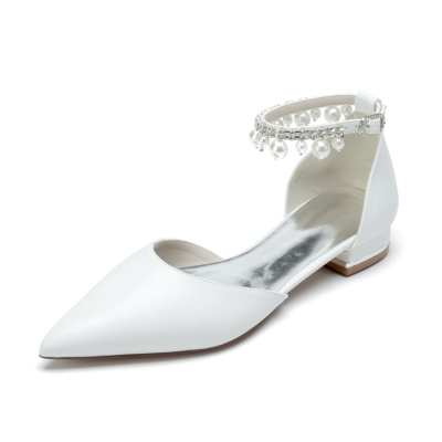 Flache Hochzeitsschuhe aus weißem Satin mit spitzer Zehenpartie und Perlen-Knöchelriemen