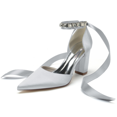 Silberne Satin-Brautschuhe mit spitzer Zehenpartie und klobigen Absätzen und Strass-Knöchelriemen