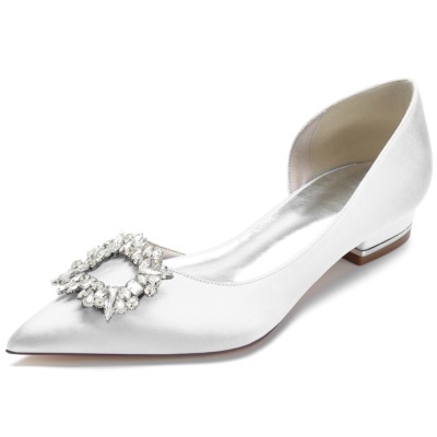 Flache Schuhe aus weißem Satin mit spitzen Zehen und Strassschnalle