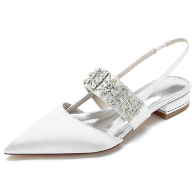 Weiße Slingpumps aus Satin mit spitzer Zehenpartie und flachen Schuhen mit breiten Riemen und Juwelen