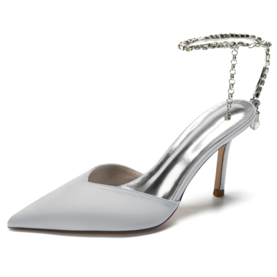 Silberfarbene Satin-Sandalen mit spitzen Zehen und Stiletto-Absatz und Strass-Kette