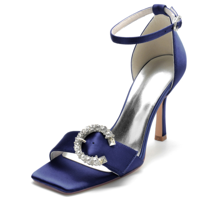 Marineblaue Satin-Strassschnallen-Sandalen mit offenen Zehen und Stiletto-Knöchelriemen