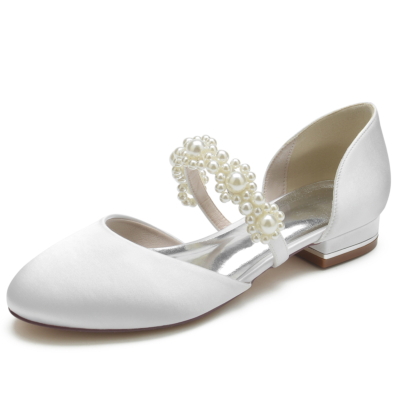 Weiße Mary-Jane-Flats aus Satin mit runder Zehenpartie und Perlenriemen für die Hochzeit