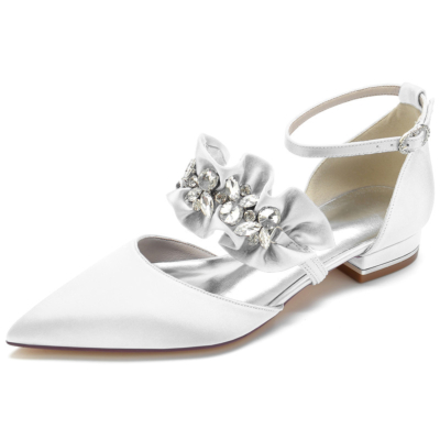 Flache Schuhe aus weißem Satin mit Rüschen und Strasssteinen am Knöchelriemen Flache Schuhe von D'orsay