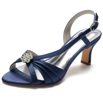 Slingpumps-Sandalen aus Satin in Marineblau mit juwelenbesetzten Sandalen mit Blumenausschnitt