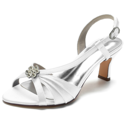 Weiße Satin-Slingpumps-Sandalen mit juwelenbesetzten Blumenausschnitt-Sandalen