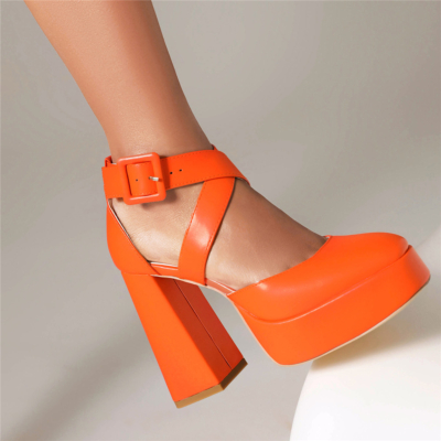 Orangefarbene D'orsay-Mary-Jane-Schuhe mit eckiger Zehenpartie und überkreuzten Plateausohlen und klobigem Absatz