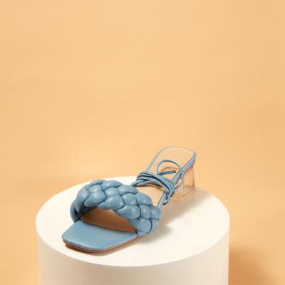 Blaue, gepolsterte Sandalen mit eckiger Zehenpartie, klare Fersenpantoletten